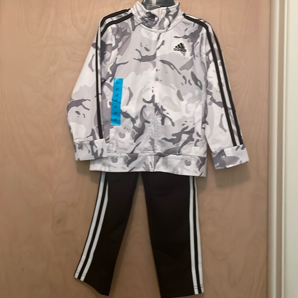 New with tag. Adidas Athletic suit size 4t.